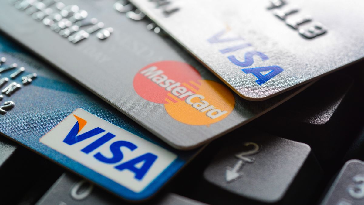 Visa zastaví transakce v Rusku, omezení spustí i platební karty Mastercard